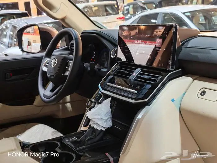 تويوتا لاندكروزر GXR. L2بنزين موديل 2025 12