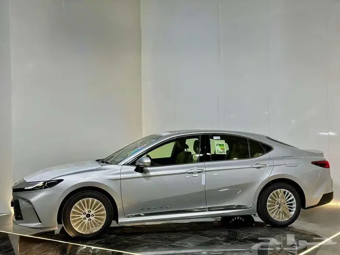 تويوتا كامري LE بنزين 2025 1