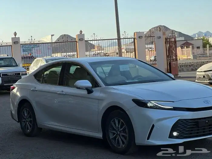 تويوتا كامري 2025 E استندر تيتانيوم وابيض 9