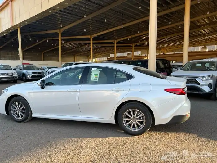 تويوتا كامري 2025 E استندر تيتانيوم وابيض 13