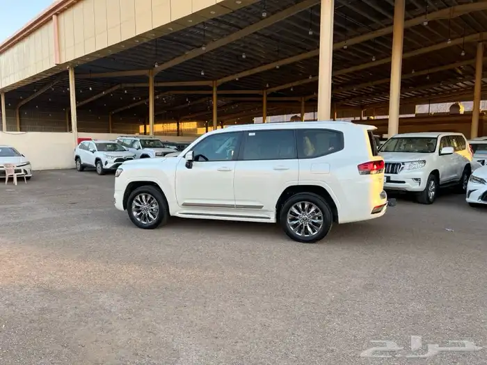 تويوتا لاندكروزر 2023 بنزين L3 شبه اصفار بحاله الوكاله 4