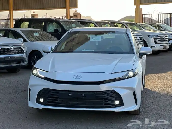 تويوتا كامري 2025 E استندر تيتانيوم وابيض 8