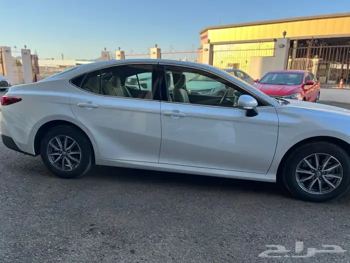 تويوتا كامري 2025 E استندر تيتانيوم وابيض 11