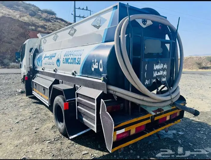 للبيع وايت 5 طن متسوبيشي موديل 2002 5