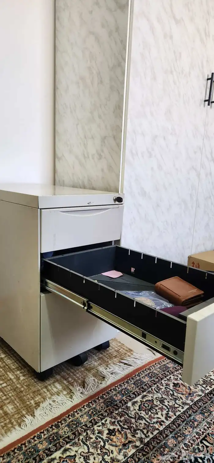 ادوات منزلية 2 كنب 3 اشجار كلها 1 صندوق مكتب بمفتاحه 4