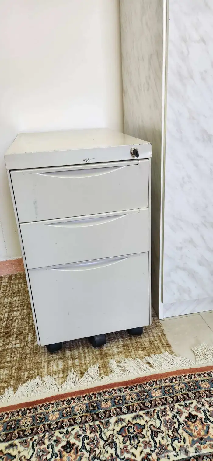 ادوات منزلية 2 كنب 3 اشجار كلها 1 صندوق مكتب بمفتاحه 6