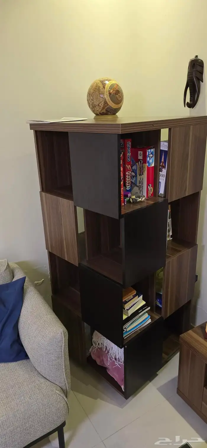 مكتبة دوارة للكتب والتحف 0