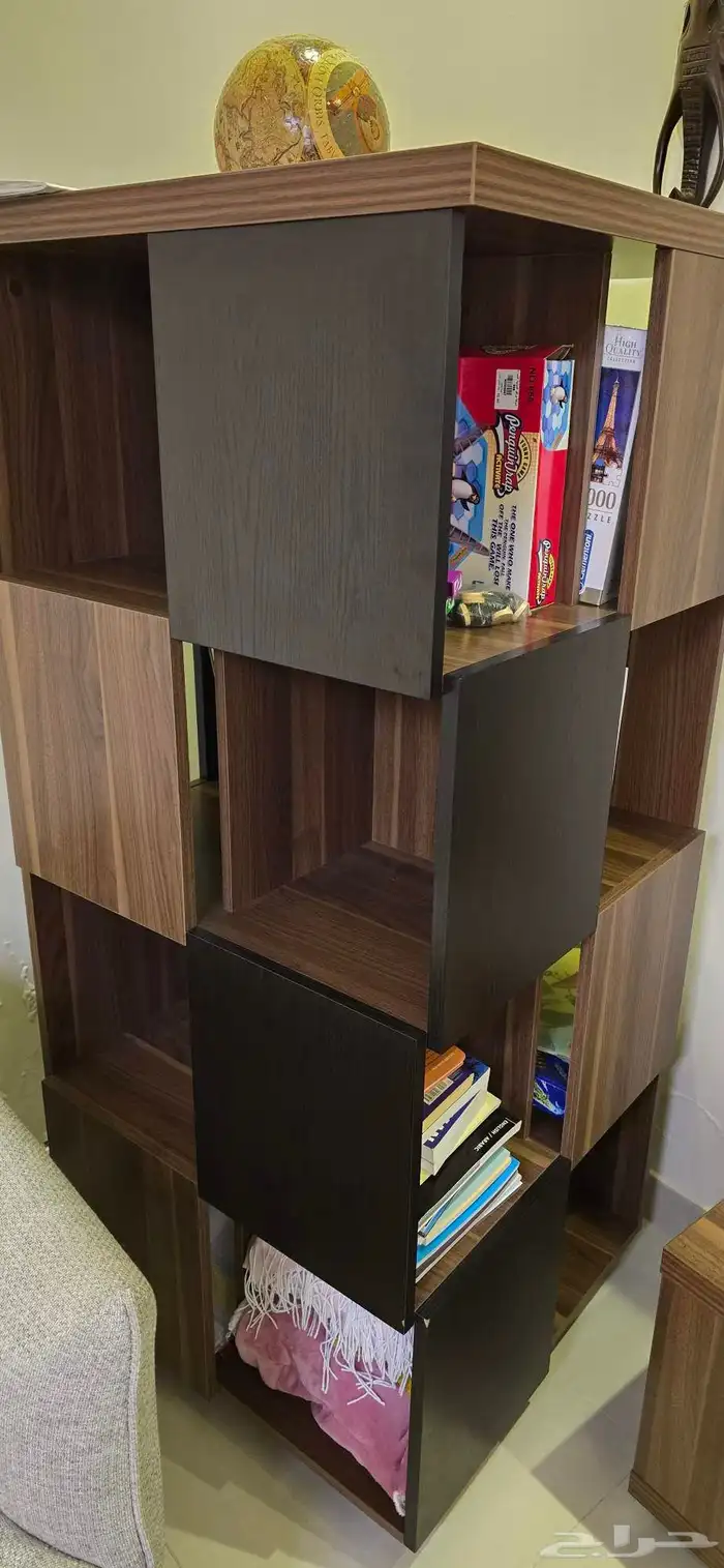 مكتبة دوارة للكتب والتحف 1