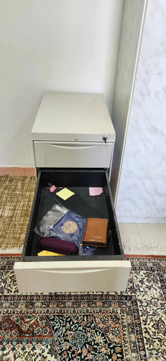 ادوات منزلية 2 كنب 3 اشجار كلها 1 صندوق مكتب بمفتاحه 3