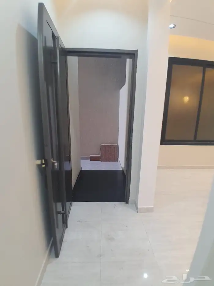 للبيع شقه دور ارضي تمليك في حي الطلح بسعر 580الف 6غرف 5