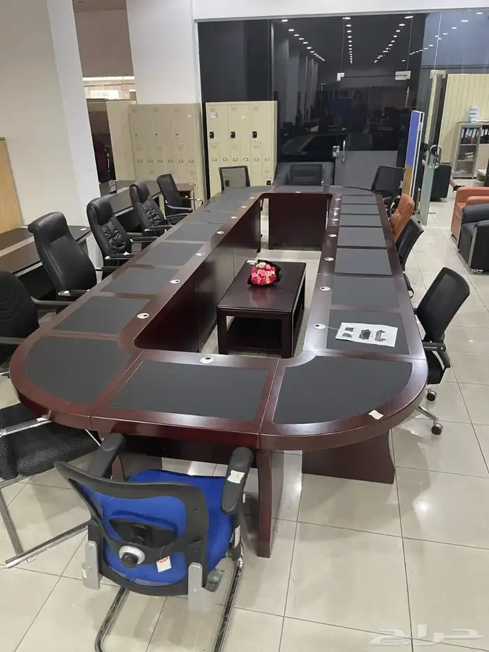 طاولة اجتماعات تجمع بين الأناقة والجمال بأحجام مختلفة 52