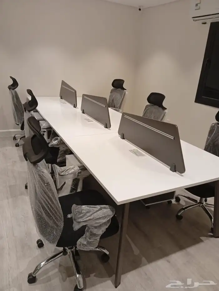 طاولة اجتماعات تجمع بين الأناقة والجمال بأحجام مختلفة 16
