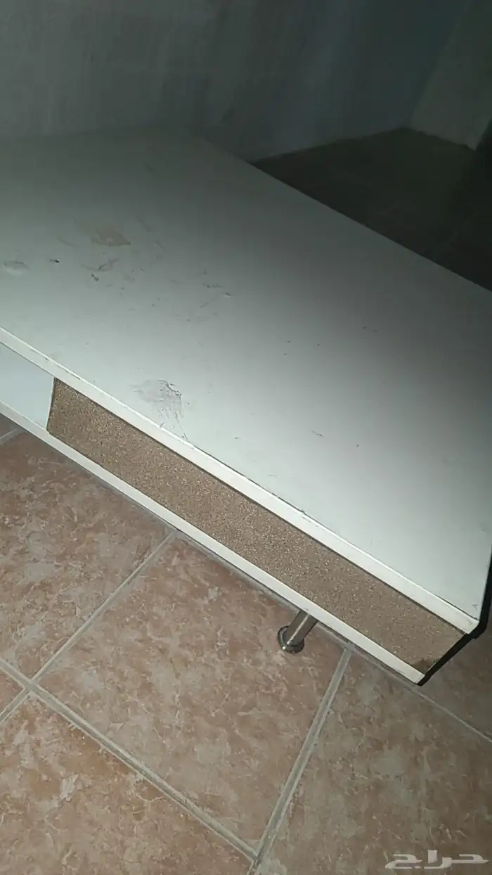 طاولة بيضاء تحتاج بويا 1