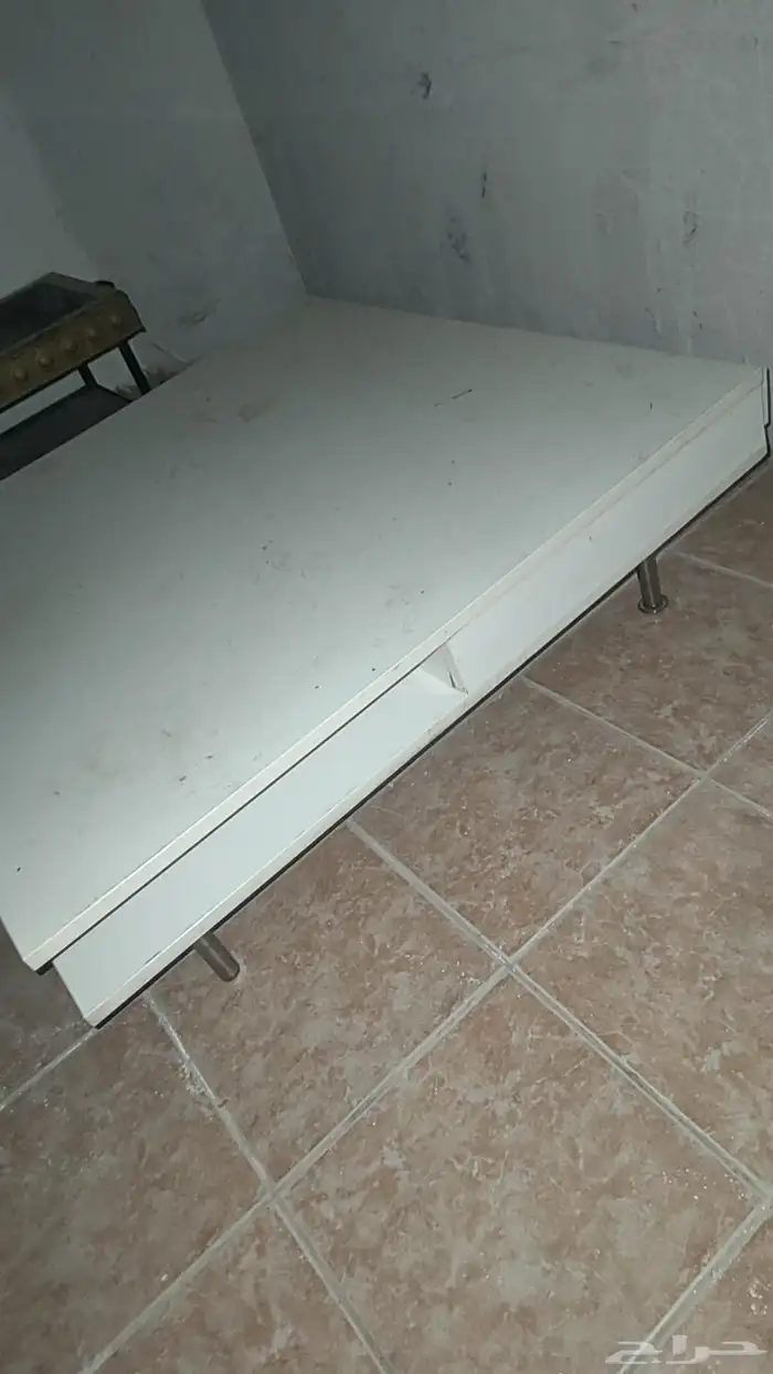 طاولة بيضاء تحتاج بويا 0