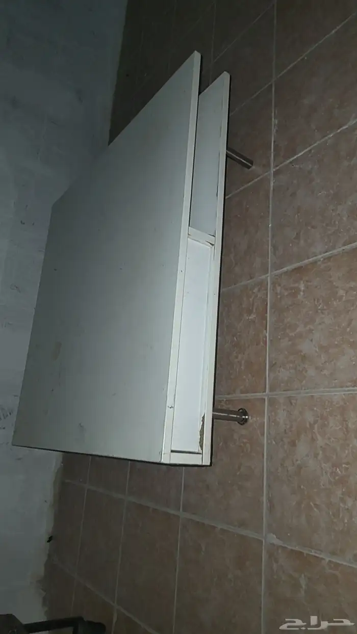 طاولة بيضاء تحتاج بويا 2