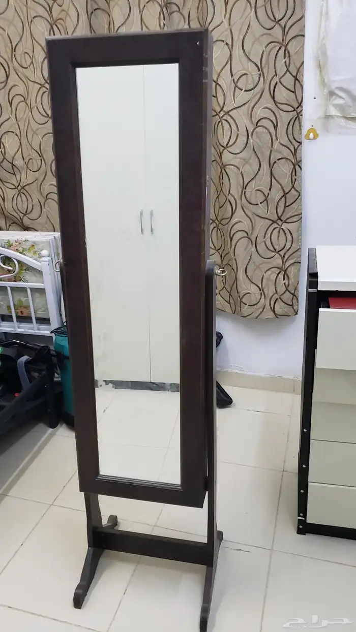 دولاب اكسسوارات بمراه مستلزمات اطفال هزاز سرير سكوتر وقلايه 1