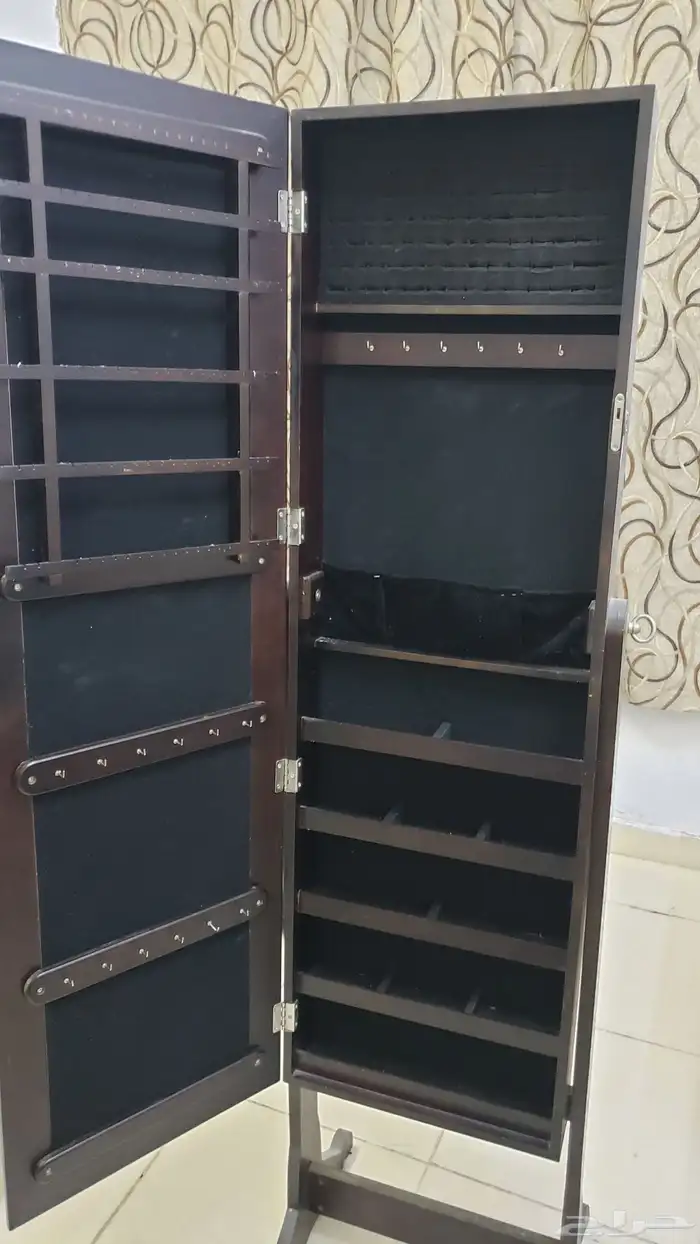 دولاب اكسسوارات بمراه مستلزمات اطفال هزاز سرير سكوتر وقلايه 0