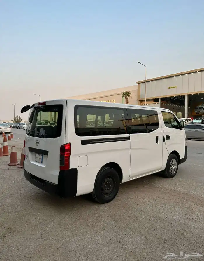 باص نيسان اورفان ركاب 2015 4