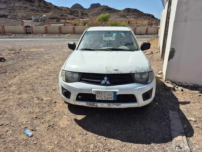 وانيت ميتسوبيشي مديل2012 1
