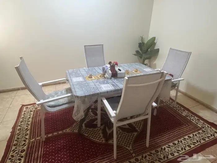طاولة طعام مع كراسي 0