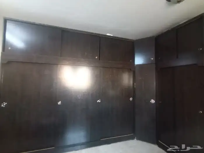 دولاب كبير زاويه من محتاجه ياخذه مجانا 0