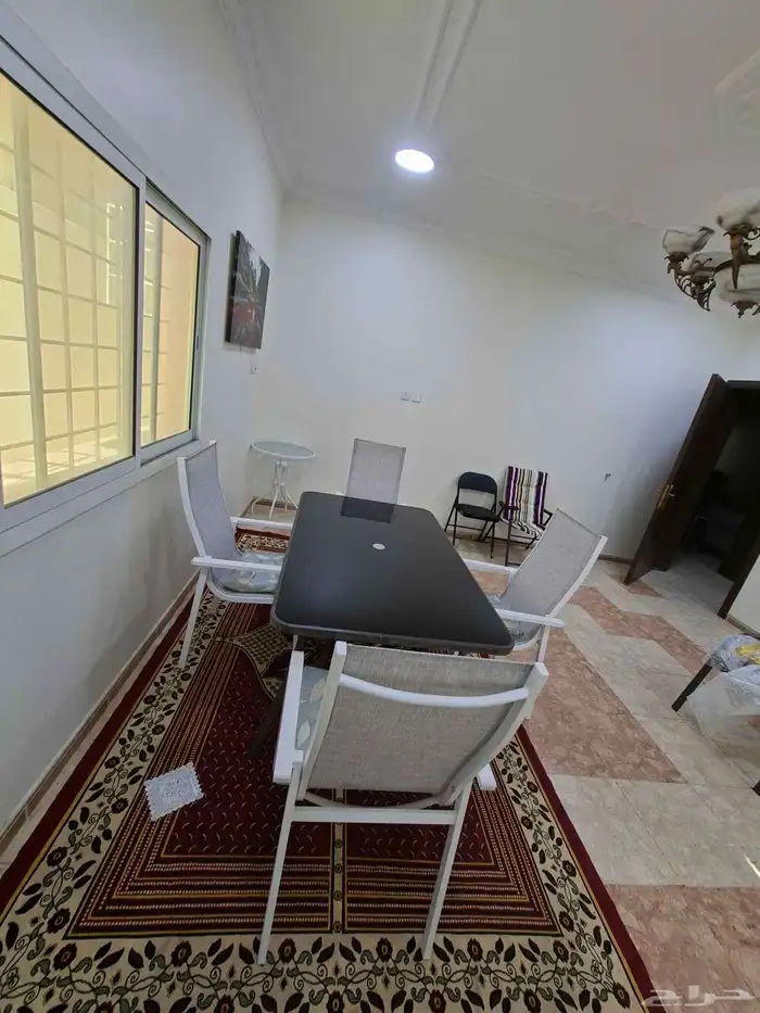 طاولة طعام مع كراسي 2