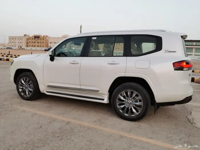 لاندكروزر 2022 GXR رقم 3 3