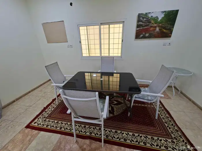 طاولة طعام مع كراسي 1