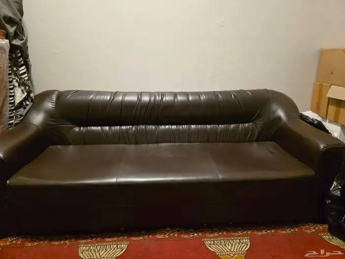 مكتب وكرسي مكتب وكنب جلد كبيرة وخزنة وطابعتين 2