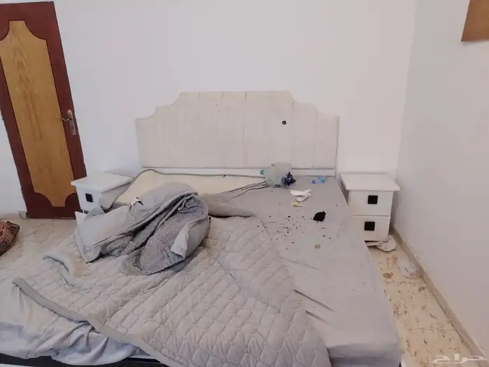 للبيع غرفتين نوم لون بني ولون ابيض استخدام نظيف 1