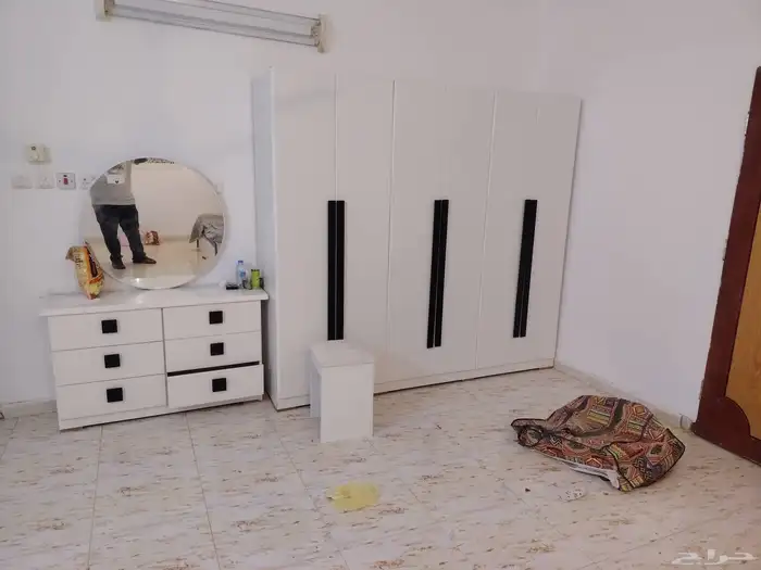 للبيع غرفتين نوم لون بني ولون ابيض استخدام نظيف 0