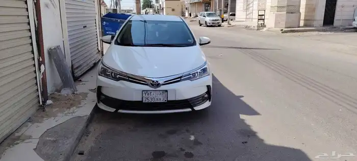 تويوتا كورولا 2017 نظيف اتماتيك ابيض لولي 8