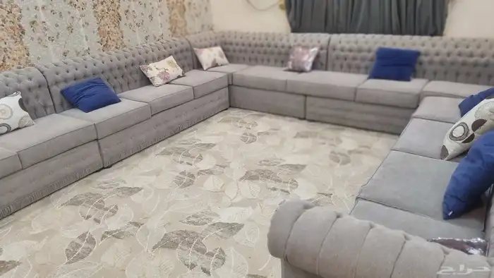 كنب مع الفرش مع المخدات مع طاولتين 0