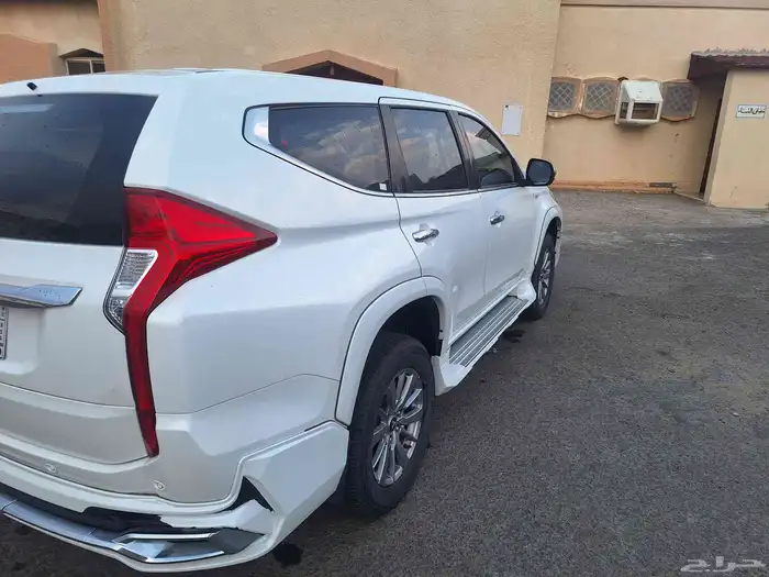 مونتيرو متسوبيشي موديل 2019دبل لون ابيض فتحه سقف ممشى قليل 1