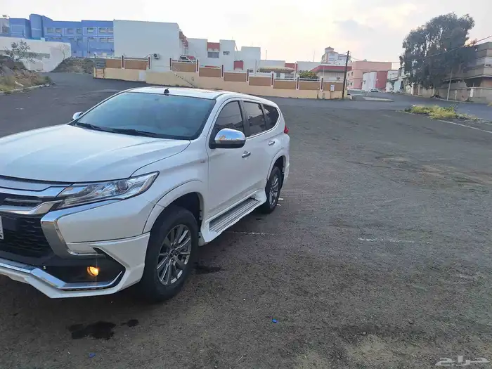 مونتيرو متسوبيشي موديل 2019دبل لون ابيض فتحه سقف ممشى قليل 2