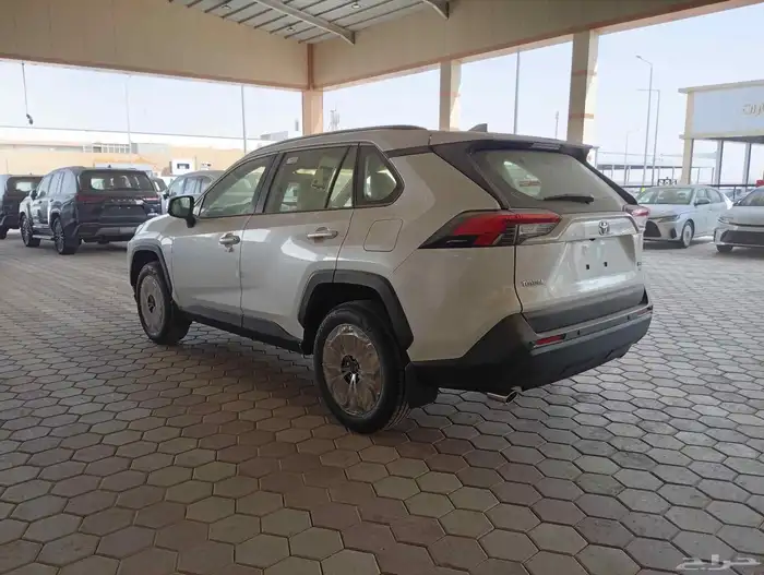 تويوتا راف فور LE بنزين دفع رباعي 2025 3