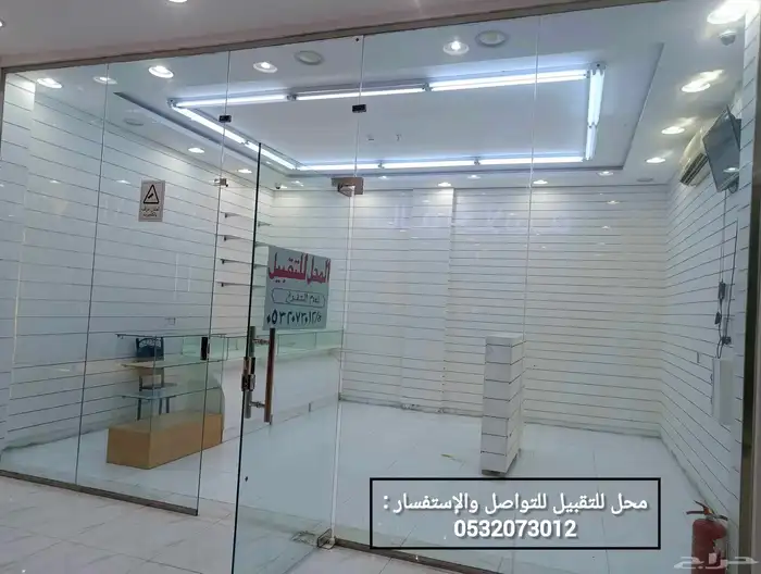 ديكورات محل للبيع كامله الواح خشبية وطاولات تنفع لأي نشاط 0