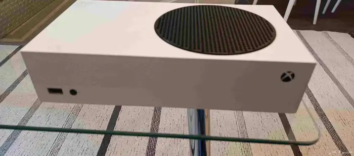 Xbox series sالجهاز نظيف ومافيه شيء ومعه كامل اغراضه 2