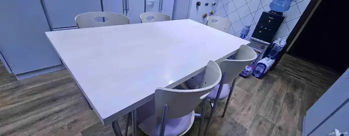 للبيع طاولة سفرة مطبخ مع كراسي 4