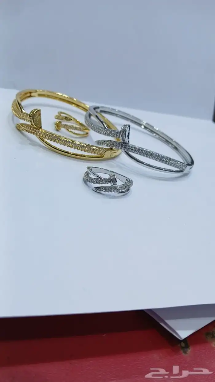 إسوارة أنيقة مع خاتم 0