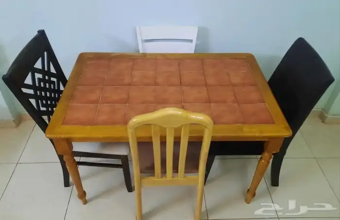 طاولة طعام خشب طبيعي مستعمله مع 4 كراسي 3