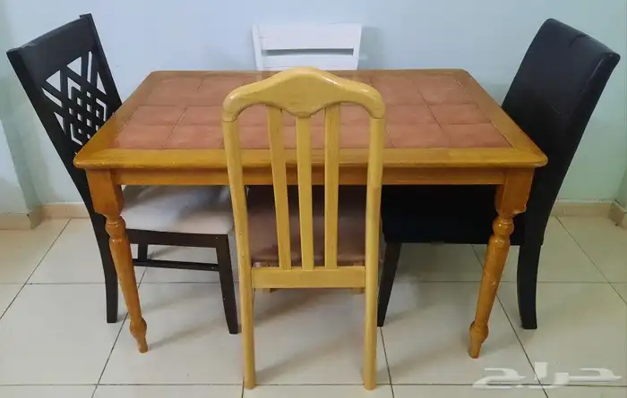 طاولة طعام خشب طبيعي مستعمله مع 4 كراسي 2