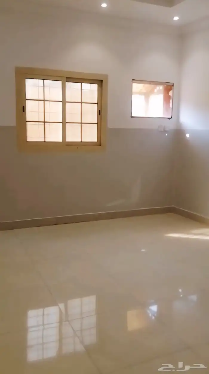 للايجار شقة في حي الفلاح الحمدانية دور ارضي مدخلين 5غرف 5