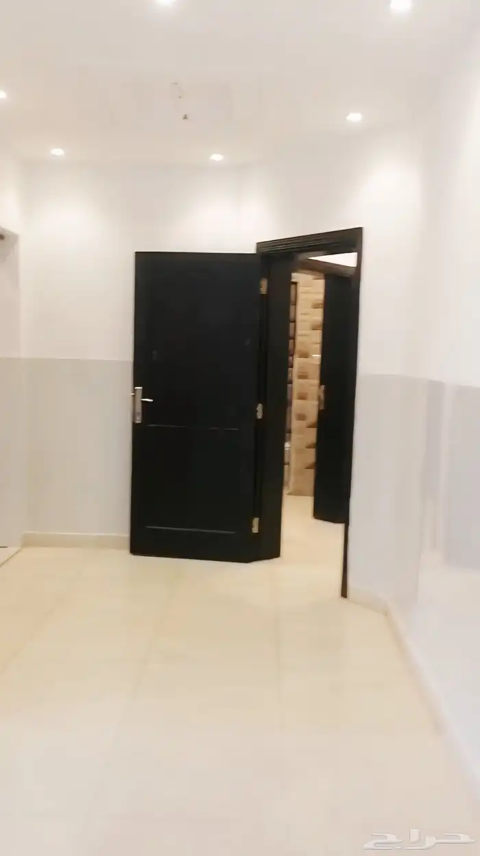 للايجار شقة في حي الفلاح الحمدانية دور ارضي مدخلين 5غرف 3