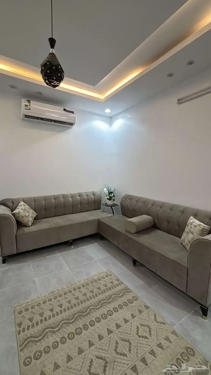 كنب حرف L مستخدم نظيف مع السجاد 600 0