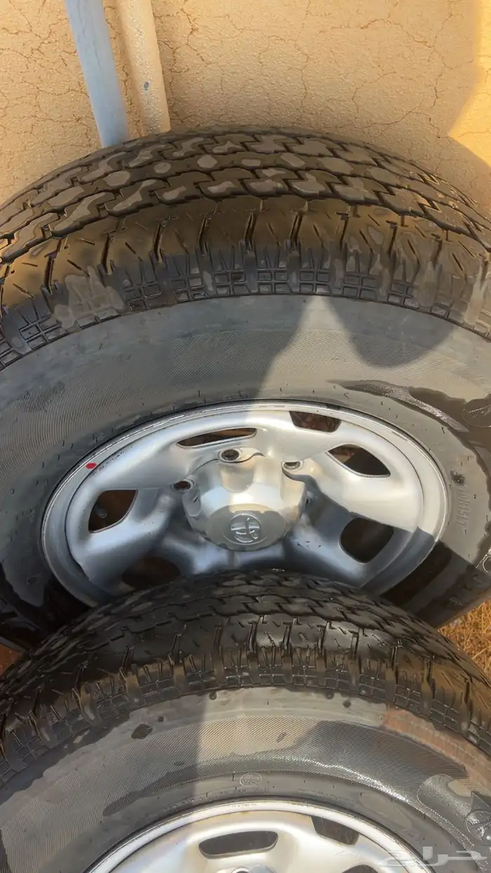 كفرات وجنوط هايلكس طقم 4مقاس 15 نضيفه بعروقها مع الاكواب 3