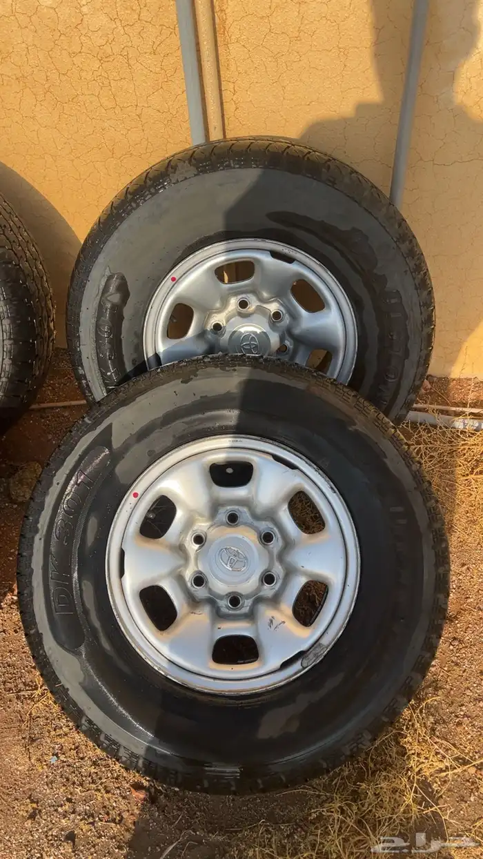 كفرات وجنوط هايلكس طقم 4مقاس 15 نضيفه بعروقها مع الاكواب 1