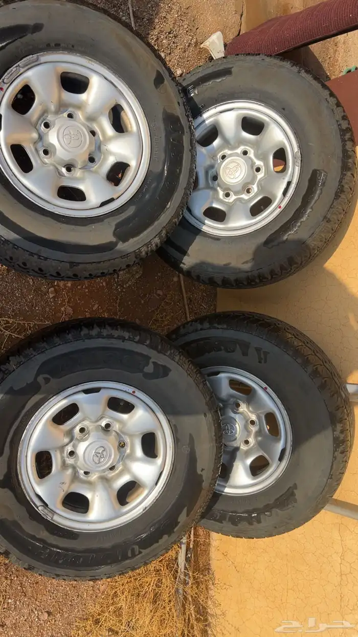 كفرات وجنوط هايلكس طقم 4مقاس 15 نضيفه بعروقها مع الاكواب 6