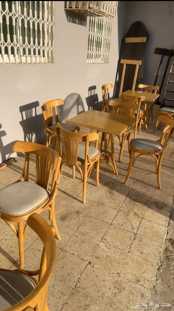 مجموعه كراسي وطاولات مستخدمه نظيفه على الشرط 1