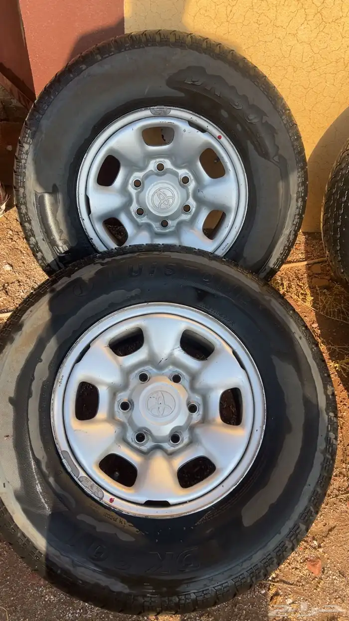 كفرات وجنوط هايلكس طقم 4مقاس 15 نضيفه بعروقها مع الاكواب 0